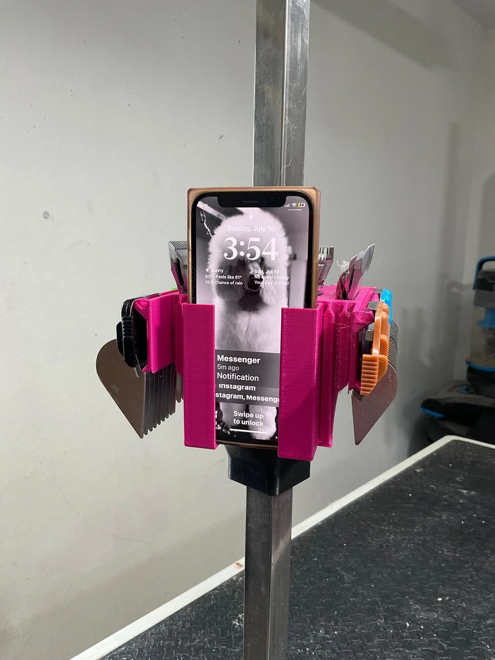 Vanity Fur Kliphone Caddy - Magenta 3 Vanity Fur Kliphone Caddy - Magenta - Image 3